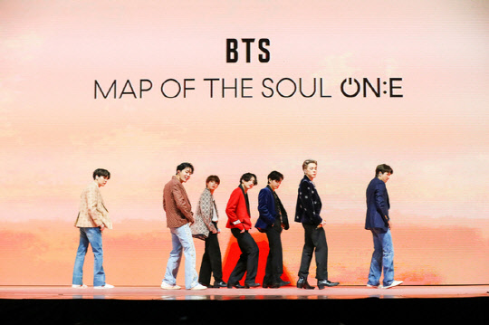 세계적 그룹 '방탄소년단'(BTS)이 10일 오후 두 번째 온라인 콘서트 '맵 오브 더 솔 원(MAP OF THE SOUL ONE)'을 펼치고 있다. <빅히트 엔터테인먼트 제공>